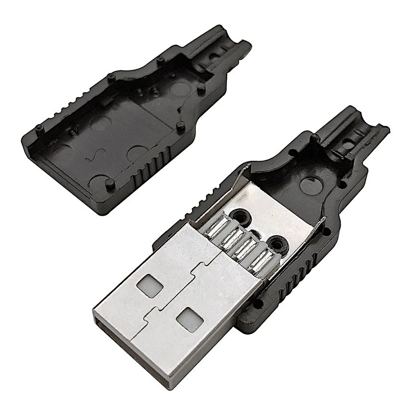Connettore USB Type-A 2.0 maschio schermato da saldare, con contatti in bronzo fosforoso e cover di protezione in plastica nera aperta.