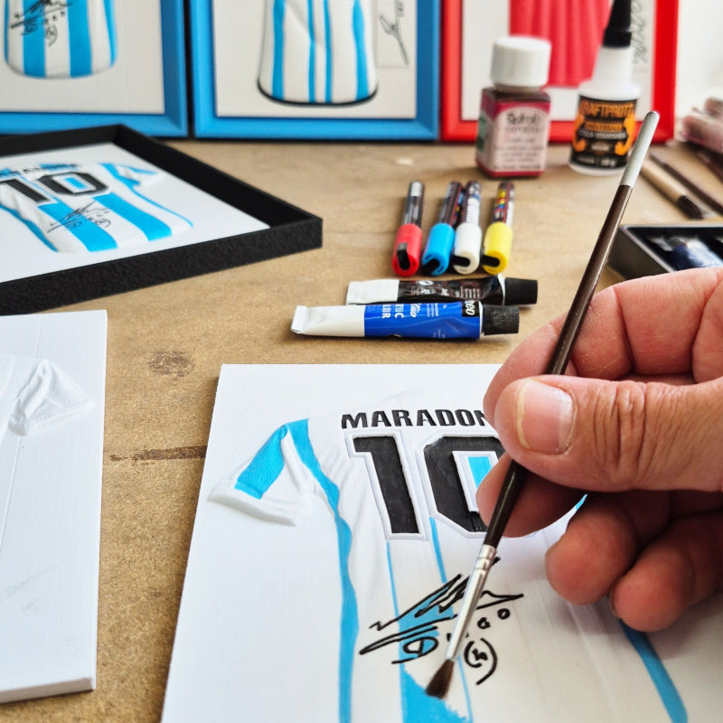 Dettaglio pittura a mano maglia Maradona bassorilievo