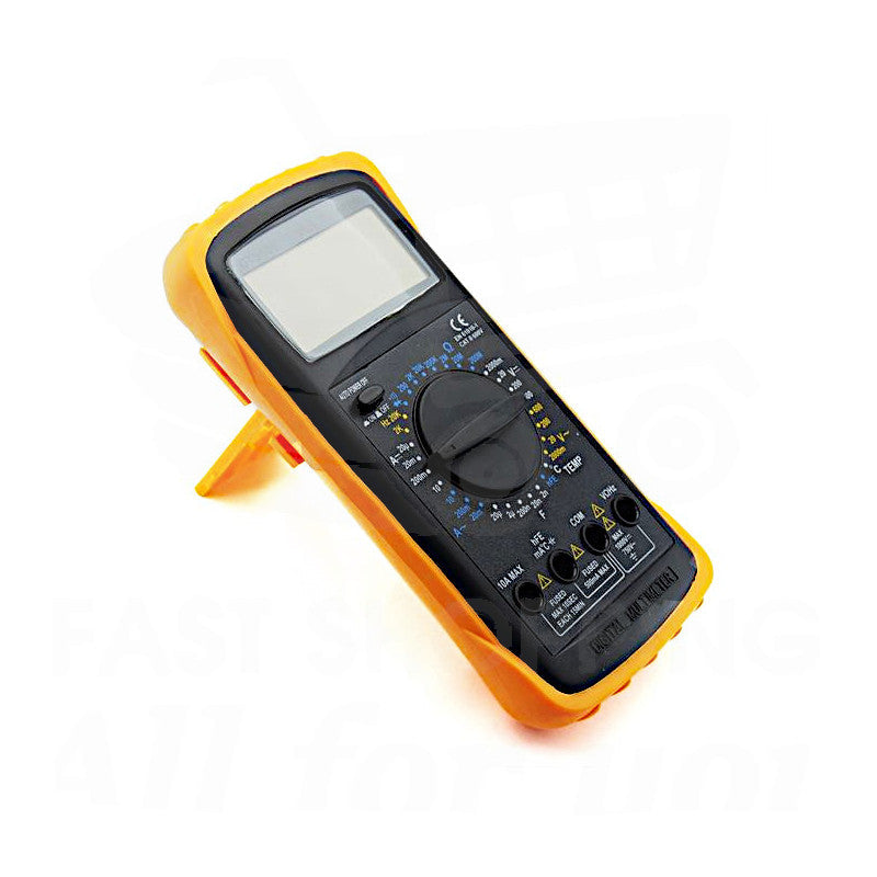 Vista obliqua del multimetro digitale DT 5808 di colore giallo e nero con il supporto aperto. Mostra il selettore, il display LCD e gli ingressi per i puntali.