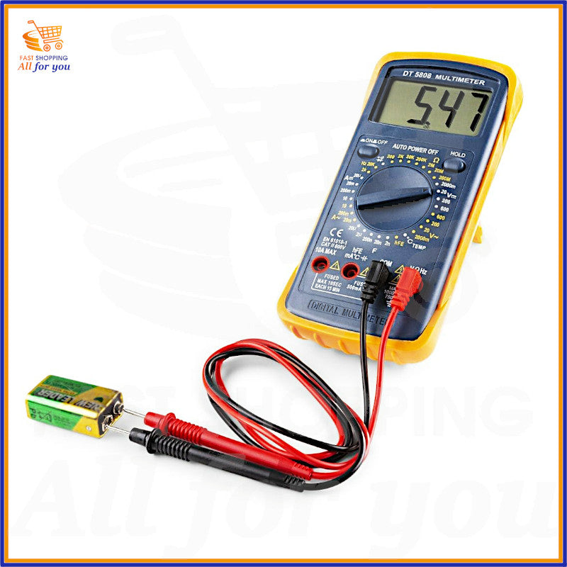 Multimetro digitale DT 5808 in funzione, mentre misura la tensione di una batteria da 9V. Il valore di 5.47 è visibile sullo schermo LCD.