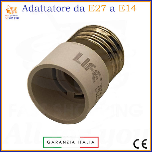 Adattatore portalampada bianco per convertire da attacco E27 a E14, vista frontale.