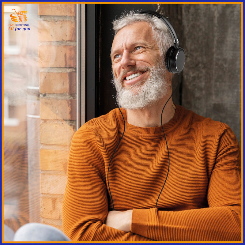 Uomo anziano che utilizza le cuffie leggere Karma HP SEN per ascolto audio in relax.