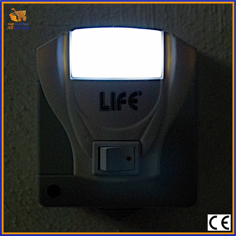 Luce notturna 0.5W Life accesa in una stanza buia, emissione luce bianca fredda 6500K.