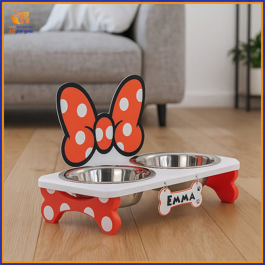 Portaciotole per animali in PETG con base bianca, decorazioni a pois rosse e ciotole in acciaio inossidabile. Include targhetta con il nome "Emma".