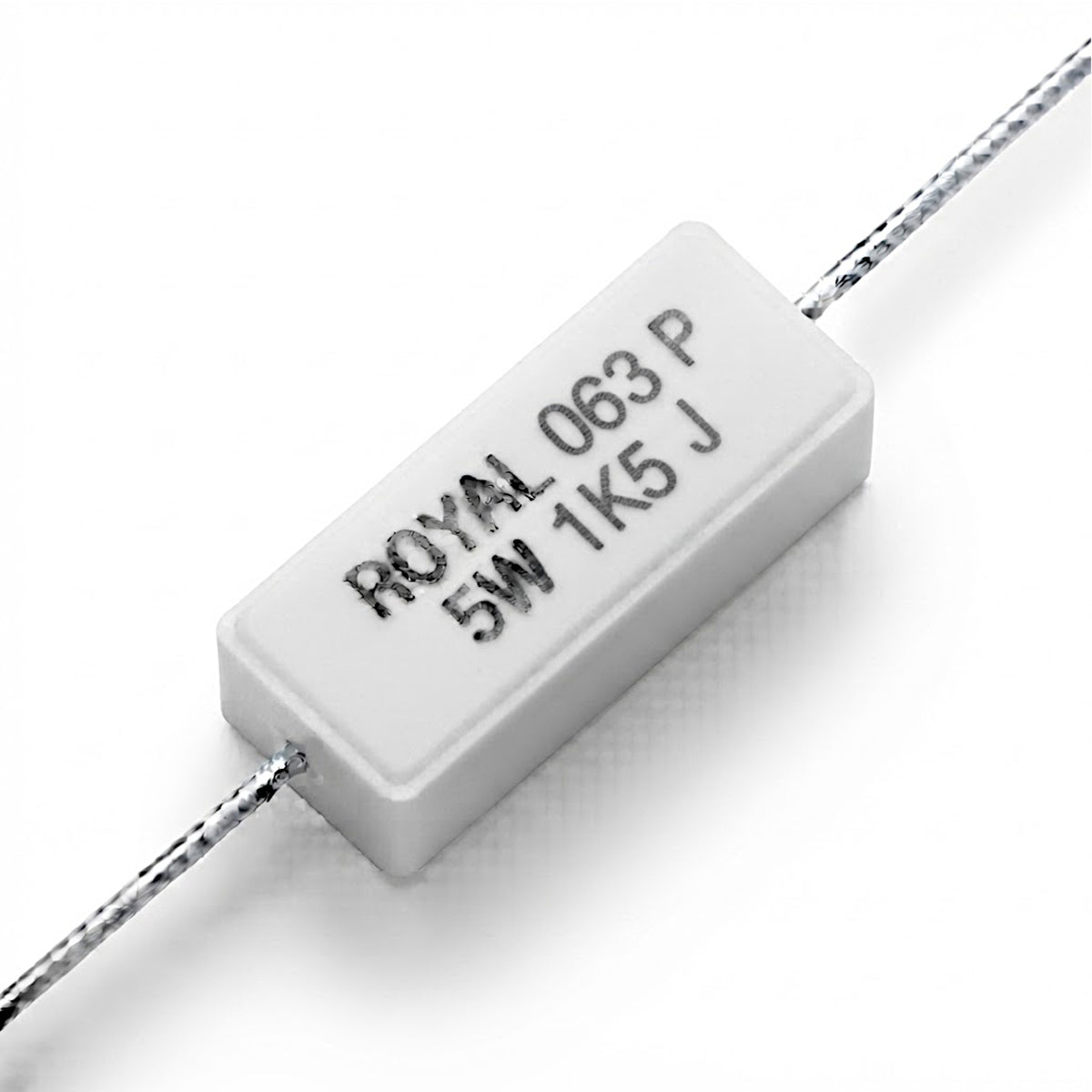 Resistenza a filo da 1,5 k Ohm con corpo ceramico bianco da 5W e reofori assiali per montaggio PTH