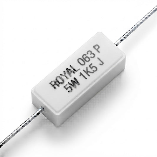 Resistenza a filo da 1,5 k Ohm con corpo ceramico bianco da 5W e reofori assiali per montaggio PTH
