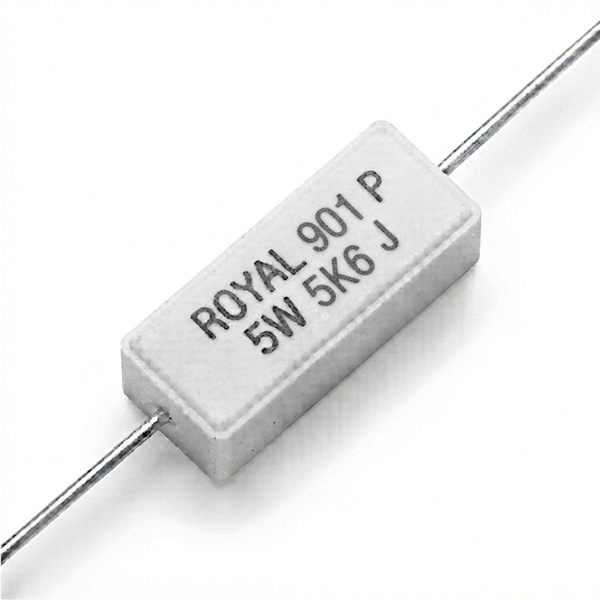 Resistenza a filo da 5,6 k Ohm con corpo ceramico bianco da 5W e reofori assiali per montaggio PTH