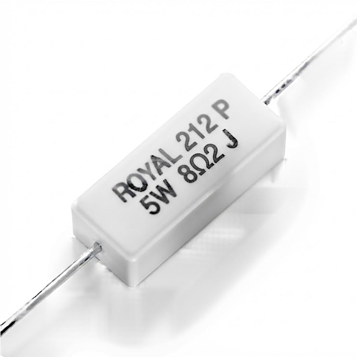 Resistenza a filo da 8,2 Ohm con corpo ceramico bianco da 5W e reofori assiali per montaggio PTH