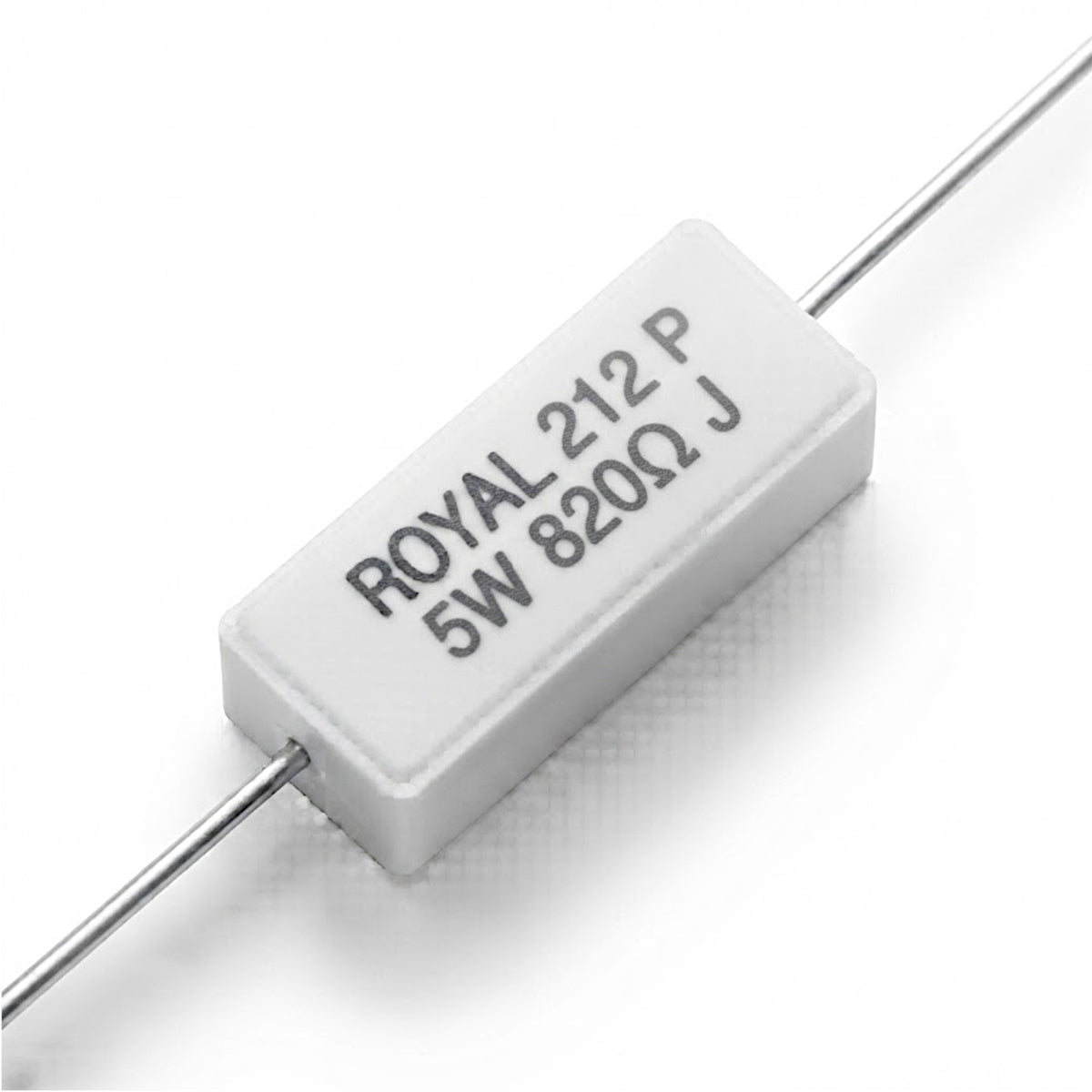 Resistenza a filo da 820 Ohm con corpo ceramico bianco da 5W e reofori assiali per montaggio PTH