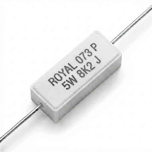 Resistenza a filo da 8,2 k Ohm con corpo ceramico bianco da 5W e reofori assiali per montaggio PTH